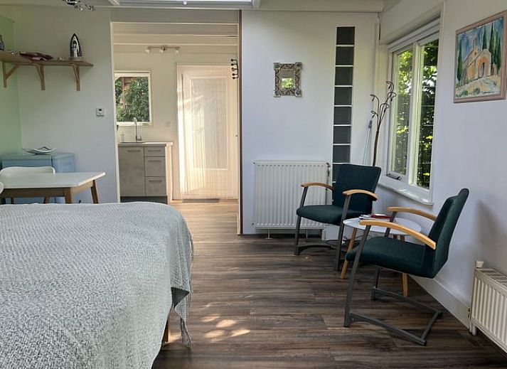 Rustikales Aeusseres des Ferienhauses in Stoutenburg auf dem Utrechter Hoehenruecken, umgeben von gruener Natur.