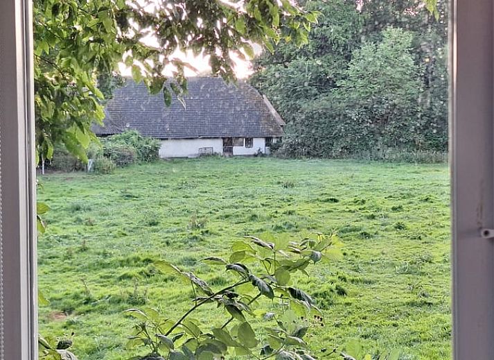 Rustikales Aeusseres des Ferienhauses in Stoutenburg auf dem Utrechter Hoehenruecken, umgeben von gruener Natur.