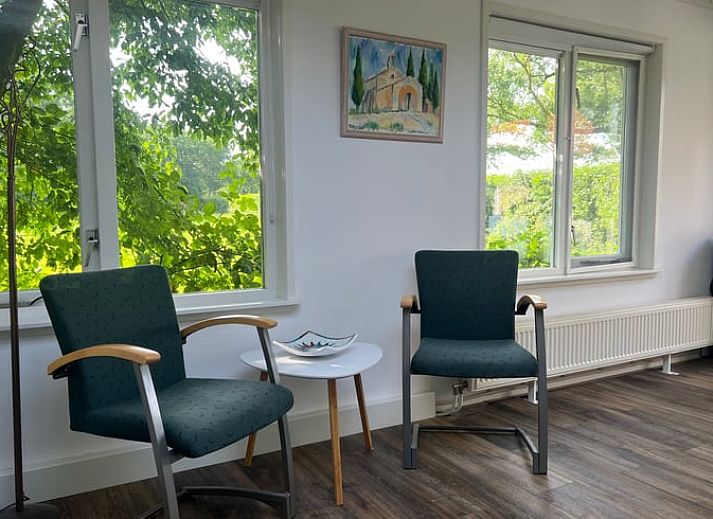 Gemuetliche Terrasse des Ferienhauses in Stoutenburg, Utrecht, mit Blick auf den Garten und bequemen Sitzgelegenheiten.