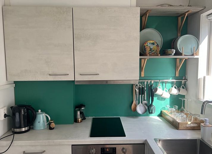 Gemuetliche Terrasse des Ferienhauses in Stoutenburg, Utrecht, mit Blick auf den Garten und bequemen Sitzgelegenheiten.