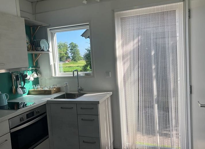 Gemuetliche Terrasse des Ferienhauses in Stoutenburg, Utrecht, mit Blick auf den Garten und bequemen Sitzgelegenheiten.