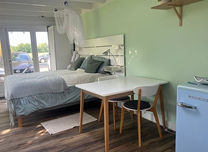 Helles Interieur des Ferienhauses in Stoutenburg mit moderner Einrichtung und Blick auf die Natur.