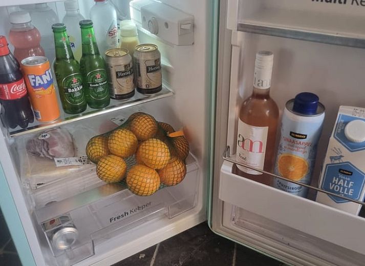 Gemuetliche Sitzecke im Ferienhaus in Maarsbergen mit roten Sofas, Utrechtse Heuvelrug.