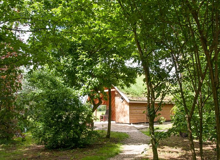 Vakantiehuis in Leerdam, Utrecht met houten gevel en groene omgeving.