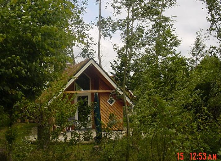 Vakantiehuis in Leerdam, Utrecht met houten gevel en groene omgeving.