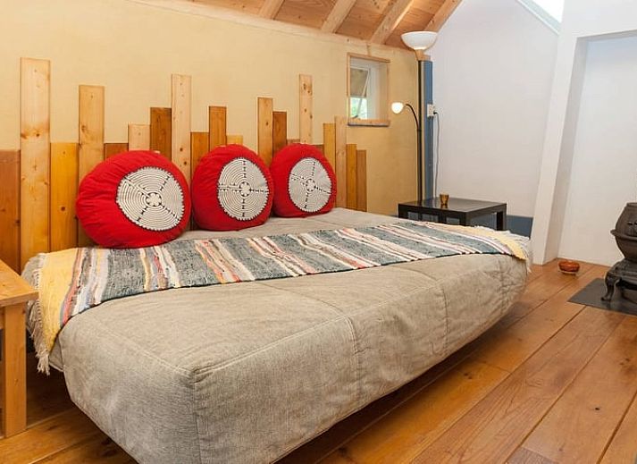 Vakantiehuis in Leerdam, Utrecht met houten gevel en groene omgeving.