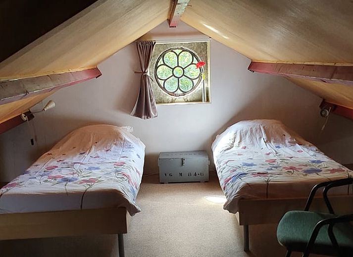 Gemuetliches Wohnzimmer im Ferienhaus in IJsselstein, Utrecht mit bequemen Sofas und malerischer Aussicht.