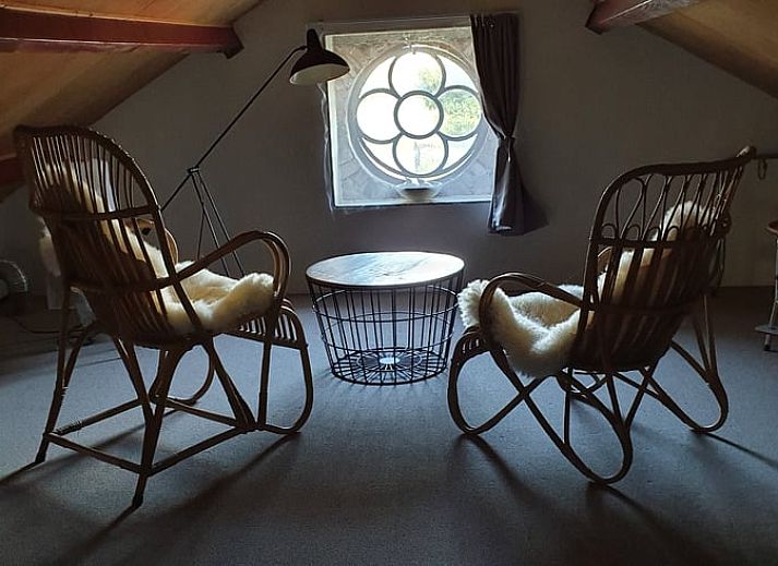 Gemuetliches Wohnzimmer im Ferienhaus in IJsselstein, Utrecht mit bequemen Sofas und malerischer Aussicht.