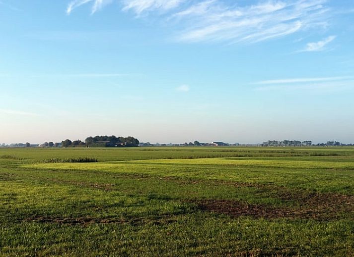 Gemuetliches Wohnzimmer im Ferienhaus in IJsselstein, Utrecht mit bequemen Sofas und malerischer Aussicht.