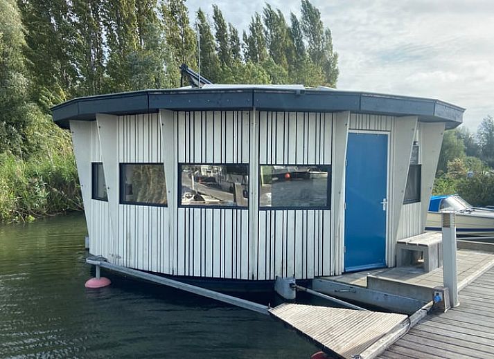 Huisje in IJsselstein, a unique waterfront vacation rental in Utrecht, offers a serene lodging experience in a picturesque setting.