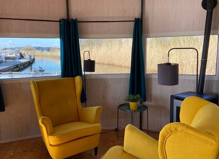 Huisje in IJsselstein, a unique waterfront vacation rental in Utrecht, offers a serene lodging experience in a picturesque setting.