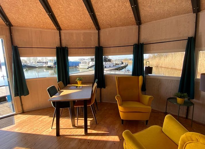 Huisje in IJsselstein, a unique waterfront vacation rental in Utrecht, offers a serene lodging experience in a picturesque setting.