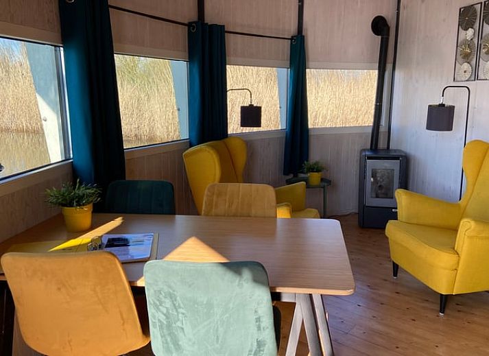 Enjoy a serene sunset at Huisje in IJsselstein, a vacation home in the nature of IJsselstein, Utrecht.