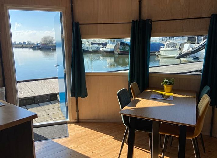 Enjoy a serene sunset at Huisje in IJsselstein, a vacation home in the nature of IJsselstein, Utrecht.