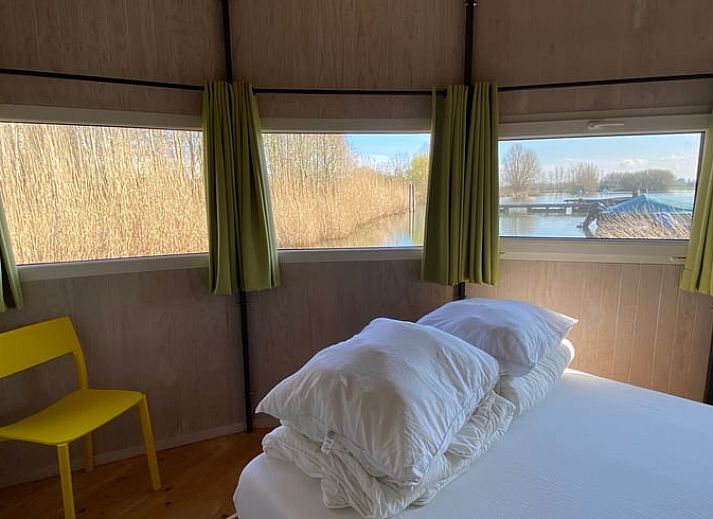Enjoy a serene sunset at Huisje in IJsselstein, a vacation home in the nature of IJsselstein, Utrecht.
