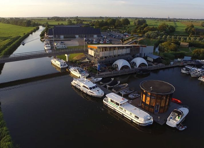 Cozy indoor area of Cottage in IJsselstein, Utrecht overlooking the harbor. Perfect vacation home for relaxation and nature experience.