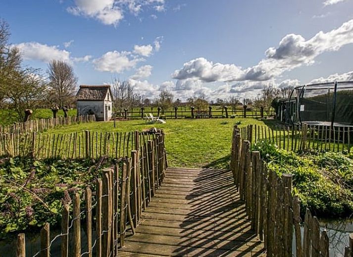 Luchtfoto van Vakantiehuisje in Hekendorp, Utrecht, met rieten daken en uitzicht op een rustige rivier en groene omgeving.
