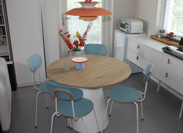 Vakantiehuisje in Hekendorp, Utrecht met rieten daken, omgeven door weelderige natuur en uitgestrekte velden voor een serene vakantie-ervaring.