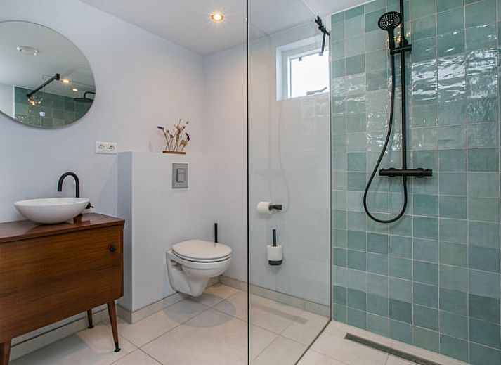 Vakantiehuisje in Hekendorp, Utrecht met rieten daken, omgeven door weelderige natuur en uitgestrekte velden voor een serene vakantie-ervaring.