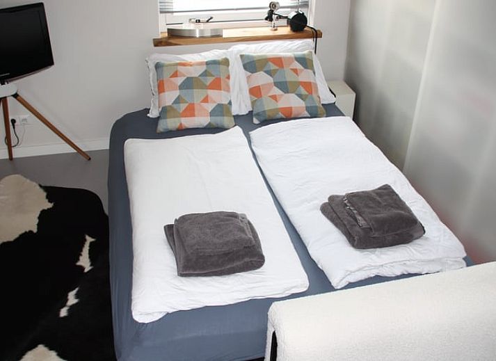 Vakantiehuisje in Hekendorp, Utrecht met rieten daken, omgeven door weelderige natuur en uitgestrekte velden voor een serene vakantie-ervaring.