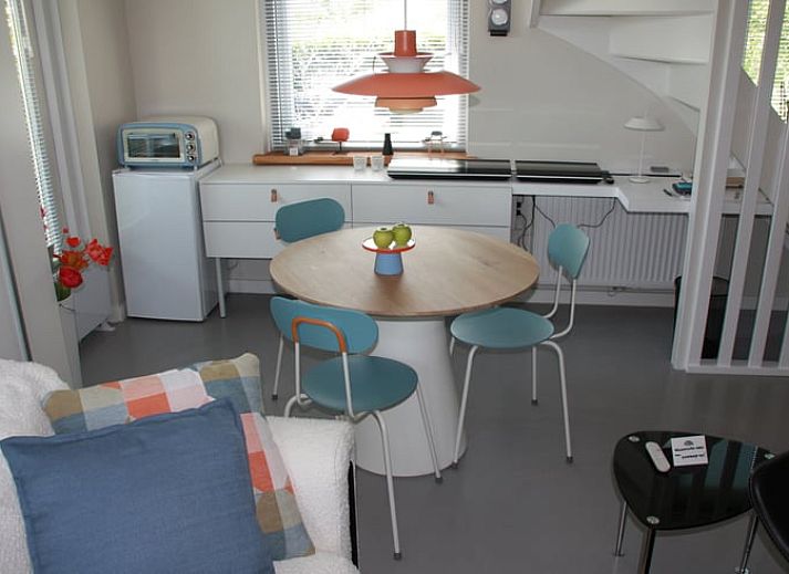 Vakantiehuisje in Hekendorp, Utrecht met rieten daken, omgeven door weelderige natuur en uitgestrekte velden voor een serene vakantie-ervaring.