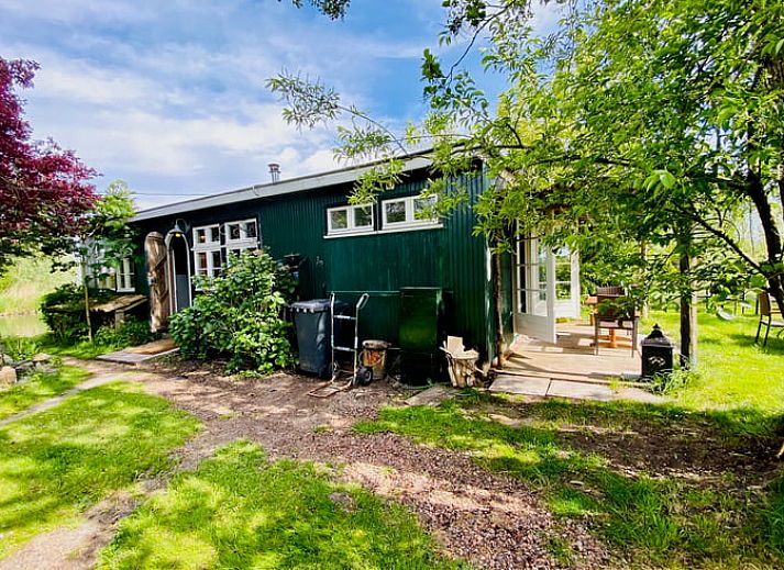 Luchtfoto van Huisje in Kockengen, vakantiehuis omringd door water en groen in Utrecht eo, Utrecht.