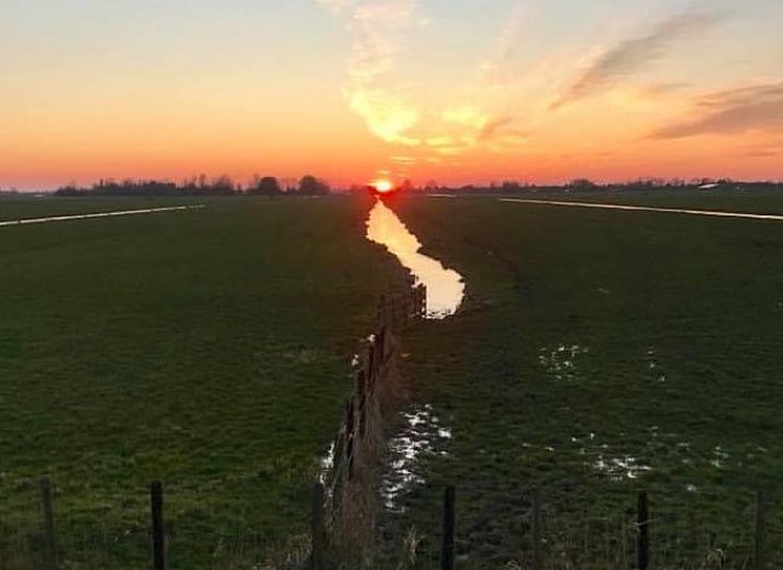 Luchtfoto van Huisje in Kockengen, vakantiehuis omringd door water en groen in Utrecht eo, Utrecht.