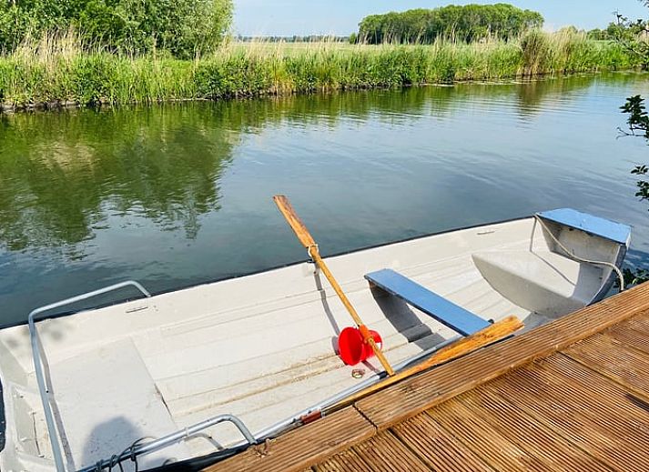 Luchtfoto van Huisje in Kockengen, vakantiehuis omringd door water en groen in Utrecht eo, Utrecht.