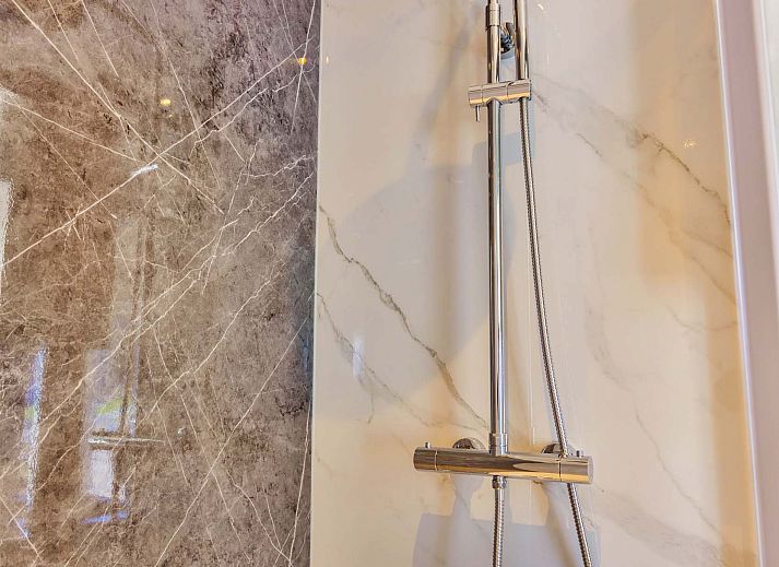 Tiny house 3 persoons in Lexmond, Utrecht met moderne buitenkant en groene tuin.