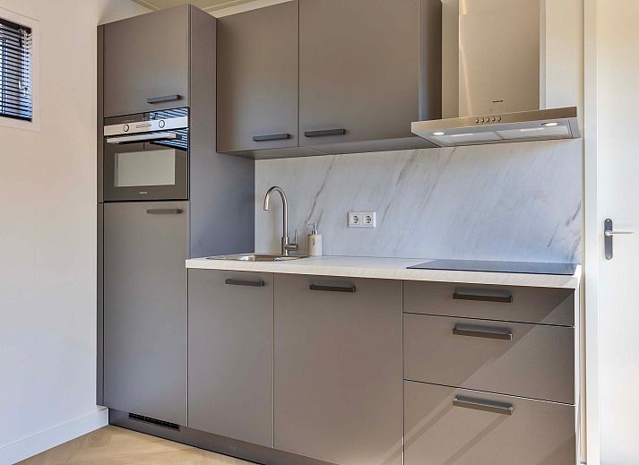 Terras van Tiny house 3 persoons, vakantiehuis in Lexmond, Utrecht, omringd door natuur.