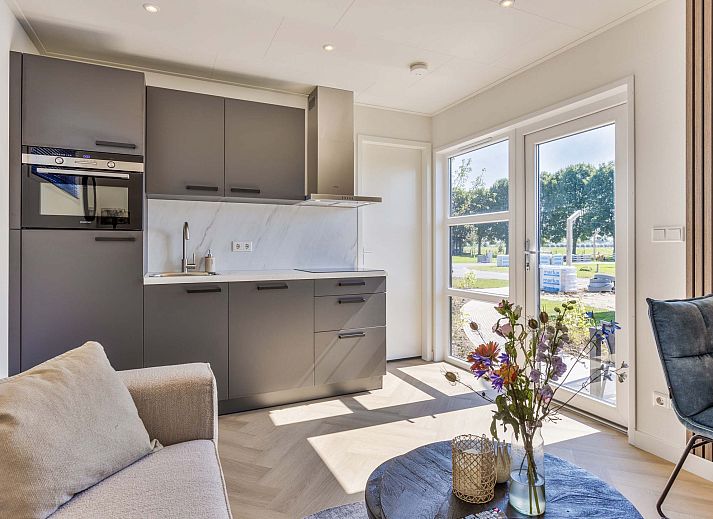 Terras van Tiny house 3 persoons, vakantiehuis in Lexmond, Utrecht, omringd door natuur.