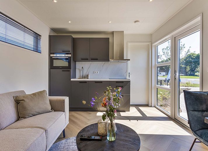 Terras van Tiny house 3 persoons, vakantiehuis in Lexmond, Utrecht, omringd door natuur.