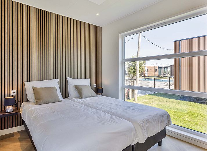 Terras van Tiny house 3 persoons, vakantiehuis in Lexmond, Utrecht, omringd door natuur.