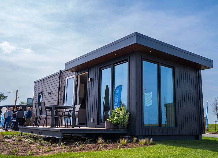 Stylish bathroom by Azura vacation home in Lexmond, Utrecht.