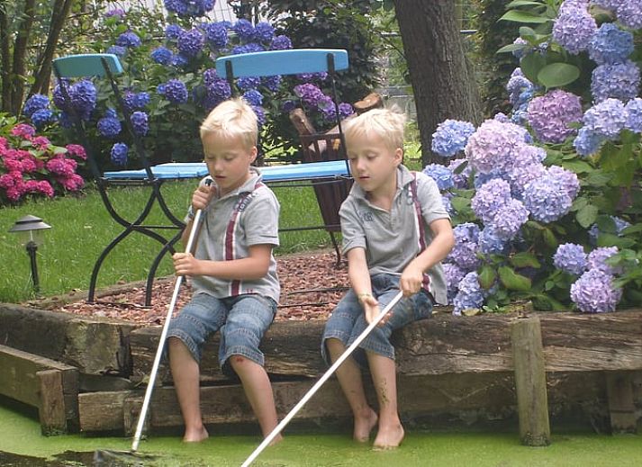 Veranda of Huisje in Zegveld, vacation home in Zegveld, Utrecht. Relax on the terrace overlooking the garden and surrounding nature.