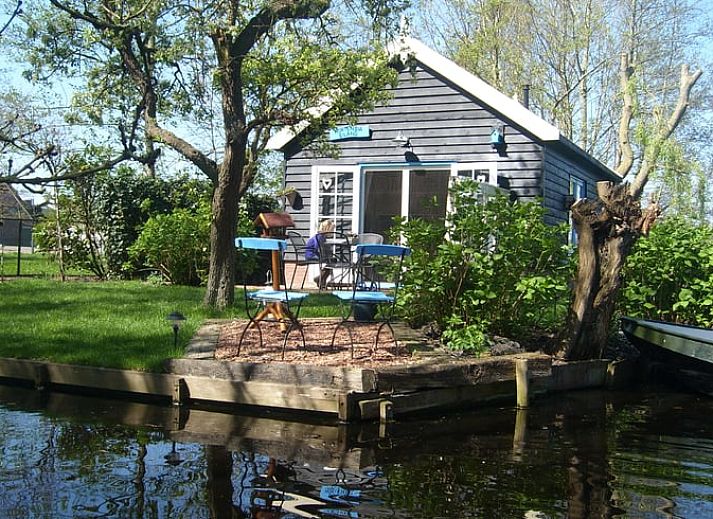 Entrance of Huisje in Zegveld, vacation home in Zegveld, Utrecht. Welcome to this cozy accommodation surrounded by flowering trees.