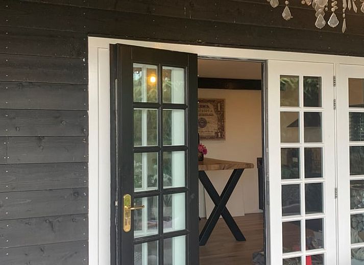 Charming cottage in Harmelen with thatched roof and spacious courtyard in Utrecht.