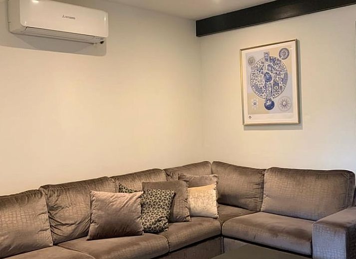 Charming cottage in Harmelen with thatched roof and spacious courtyard in Utrecht.