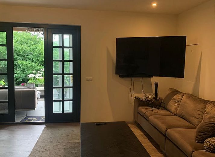 Charming cottage in Harmelen with thatched roof and spacious courtyard in Utrecht.