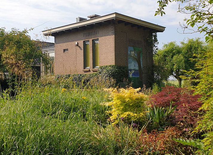 Ferienhaus in Schalkwijk, Utrecht, umgeben von einem ueppigen Garten und Natur, ideal fuer einen entspannten Aufenthalt in idyllischer Umgebung.