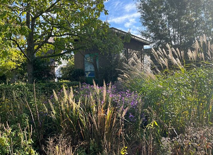 Ferienhaus in Schalkwijk, Utrecht, umgeben von einem ueppigen Garten und Natur, ideal fuer einen entspannten Aufenthalt in idyllischer Umgebung.