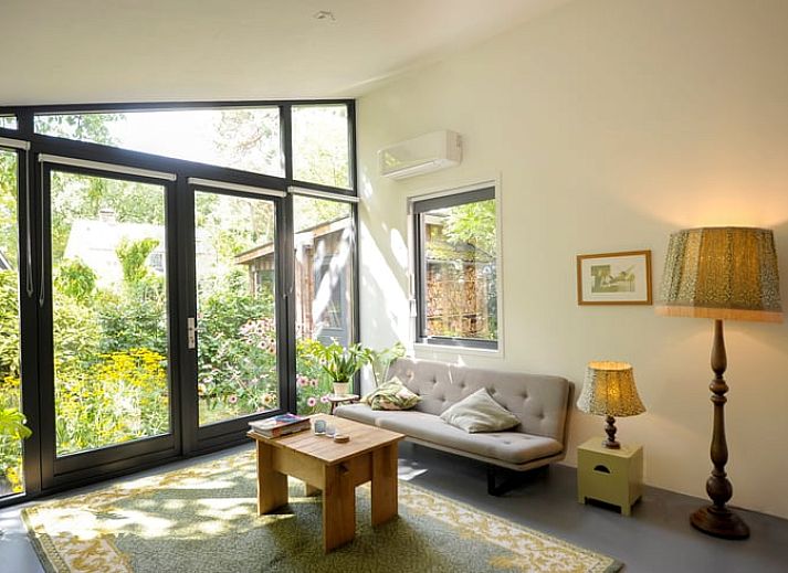 Natuurlijke omgeving van Vakantiehuisje in Bilthoven, Utrecht, met houten exterieur.