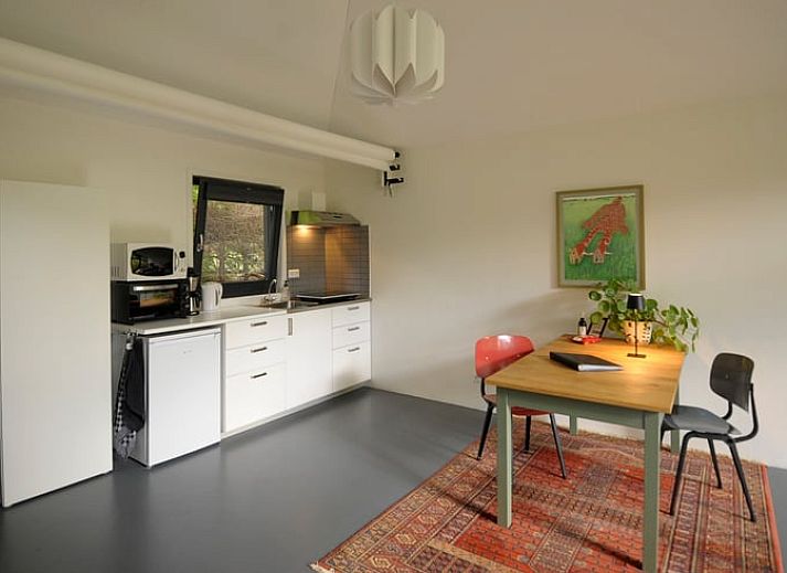 Natuurlijke omgeving van Vakantiehuisje in Bilthoven, Utrecht, met houten exterieur.