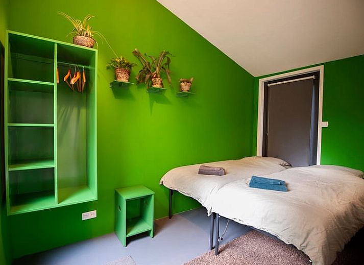 Gezellige binnenplaats van Vakantiehuisje in Bilthoven, Utrecht, met houten gevel.