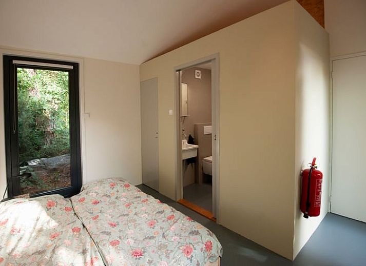 Gezellige binnenplaats van Vakantiehuisje in Bilthoven, Utrecht, met houten gevel.