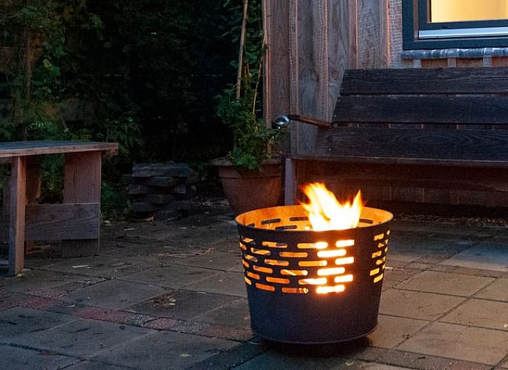 Zonnig terras van Vakantiehuisje in Bilthoven, Utrecht, met groene omgeving.