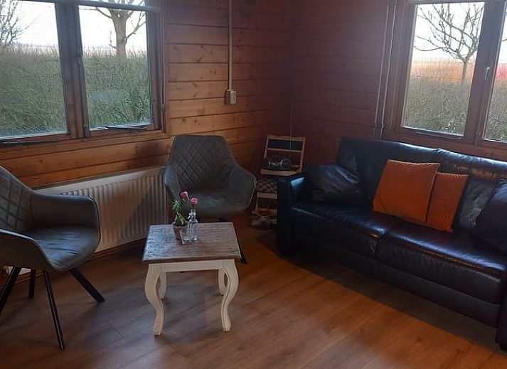 Ruim terras bij Vakantiehuis in Wissenkerke, Noord-Beveland, perfect voor zonnige dagen in Zeeland.
