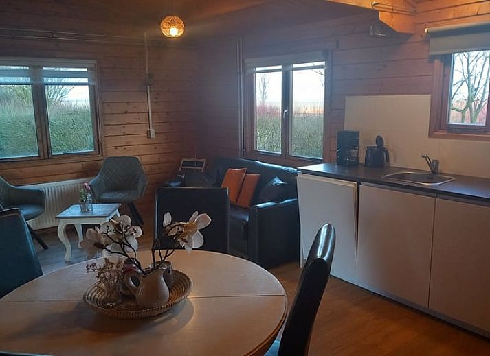 Ruim terras bij Vakantiehuis in Wissenkerke, Noord-Beveland, perfect voor zonnige dagen in Zeeland.