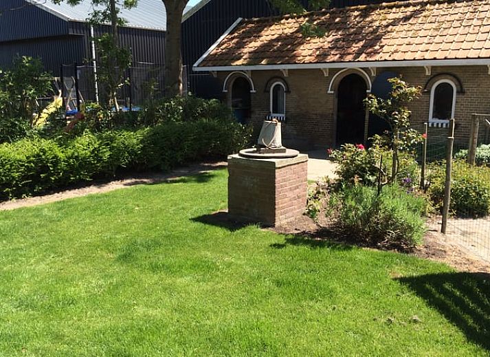 Open keuken en eetruimte in Vakantiehuis in Wissenkerke, ideaal voor familiediners in Zeeland.