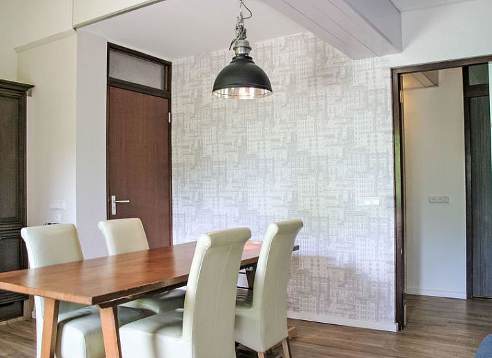 Gezellige woonkamer in Appartement Planeet, Wissenkerke, met moderne inrichting en uitzicht op het terras.